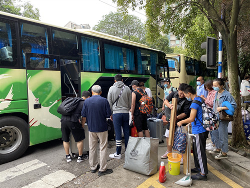 顶岗实习接送现场_副本.jpg 顶岗实习接送现场_副本.jpg