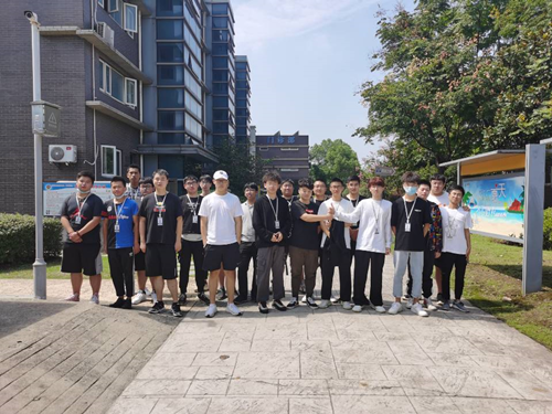 部分学生在十四所合影_副本.png 部分学生在十四所合影_副本.png