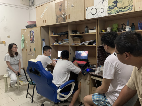 朱洁老师关心学生的学习状况_副本.jpg