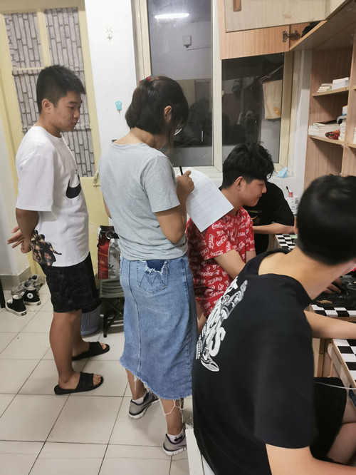 白延敏老师与2021届毕业生们亲切地交谈_副本.jpg