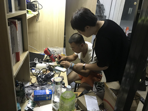 戴慧老师指导学生进行操作_副本.jpg