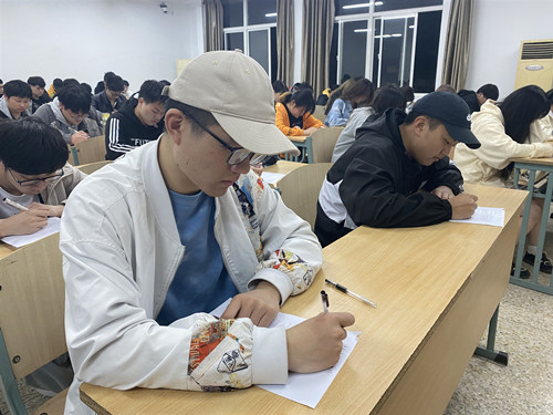 同学们认真答题_副本.jpg