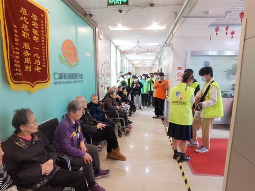 志愿者才艺表演弹吉他_副本.jpg