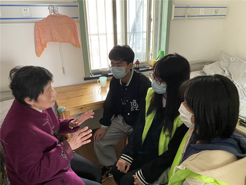 志愿者们询问老人身体状况_副本.png