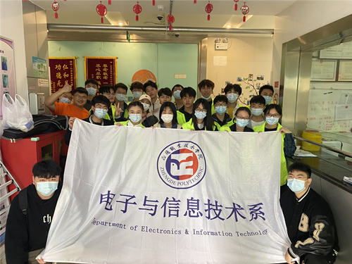 志愿服务活动合影_副本.png