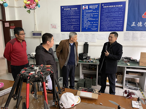 江爱华实地考察实训室_副本.jpg 江爱华实地考察实训室_副本.jpg