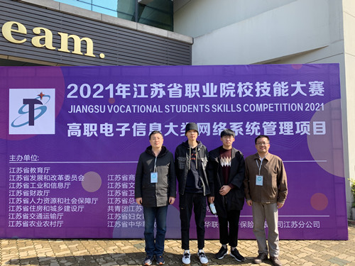 欧冠参赛师生获得二等奖合影_副本.jpg 欧冠参赛师生获得二等奖合影_副本.jpg