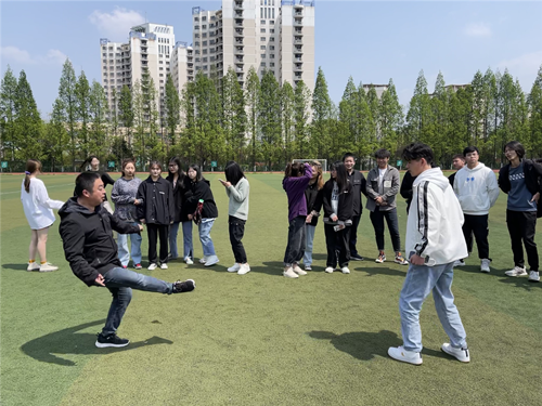 徐宏庆老师与学生互动_副本.png