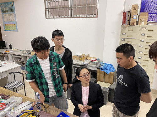 顾春燕指导学生焊接芯片_副本.jpg