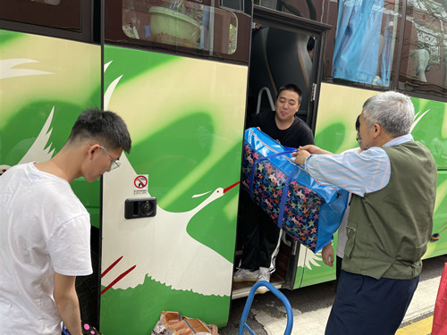 王高山主任帮助学生搬运行李_副本.jpg