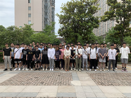 实习学生在宿舍区合影_副本.jpg
