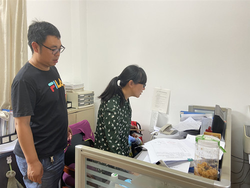 党员孙军辉老师为后勤处维修电脑1_副本.jpg