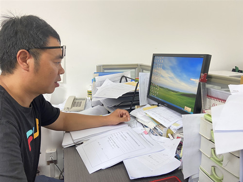 党员孙军辉老师为后勤处维修电脑3_副本.jpg