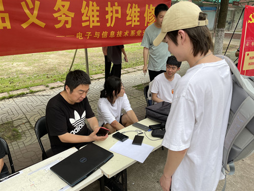 党员徐宏庆老师为学生维修手机_副本.jpg