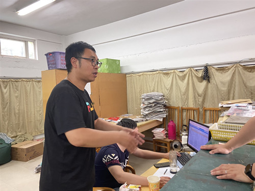 党员孙军辉老师为后勤处维修电脑2_副本.jpg