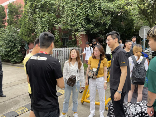 系领导、老师现场与企业专员沟通_副本.jpg