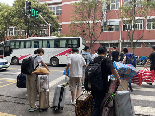 学生们搬运行李1_副本.jpg