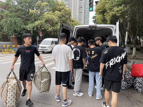 学生们搬运行李2_副本.jpg 学生们搬运行李2_副本.jpg