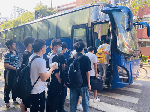 学生上车_副本.jpg