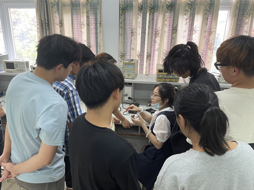 王丽讲解焊接手法_副本.jpg