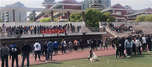 经济与管理系成功举办团支部拔河比赛