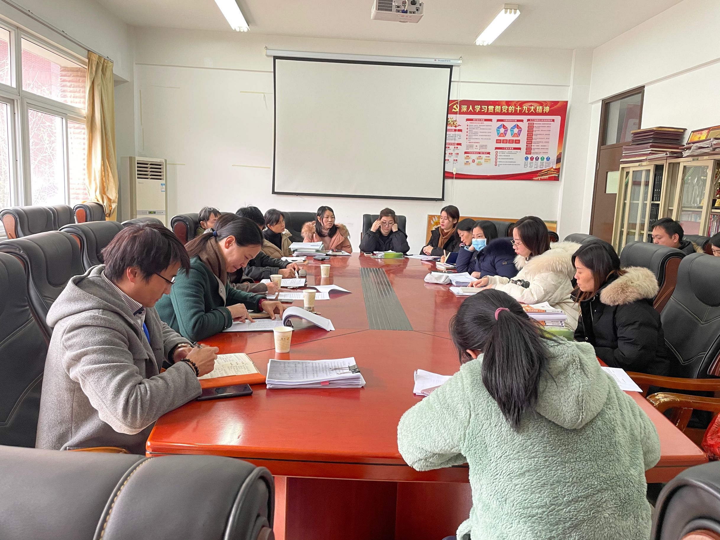 经管系召开期中教学检查教师座谈会