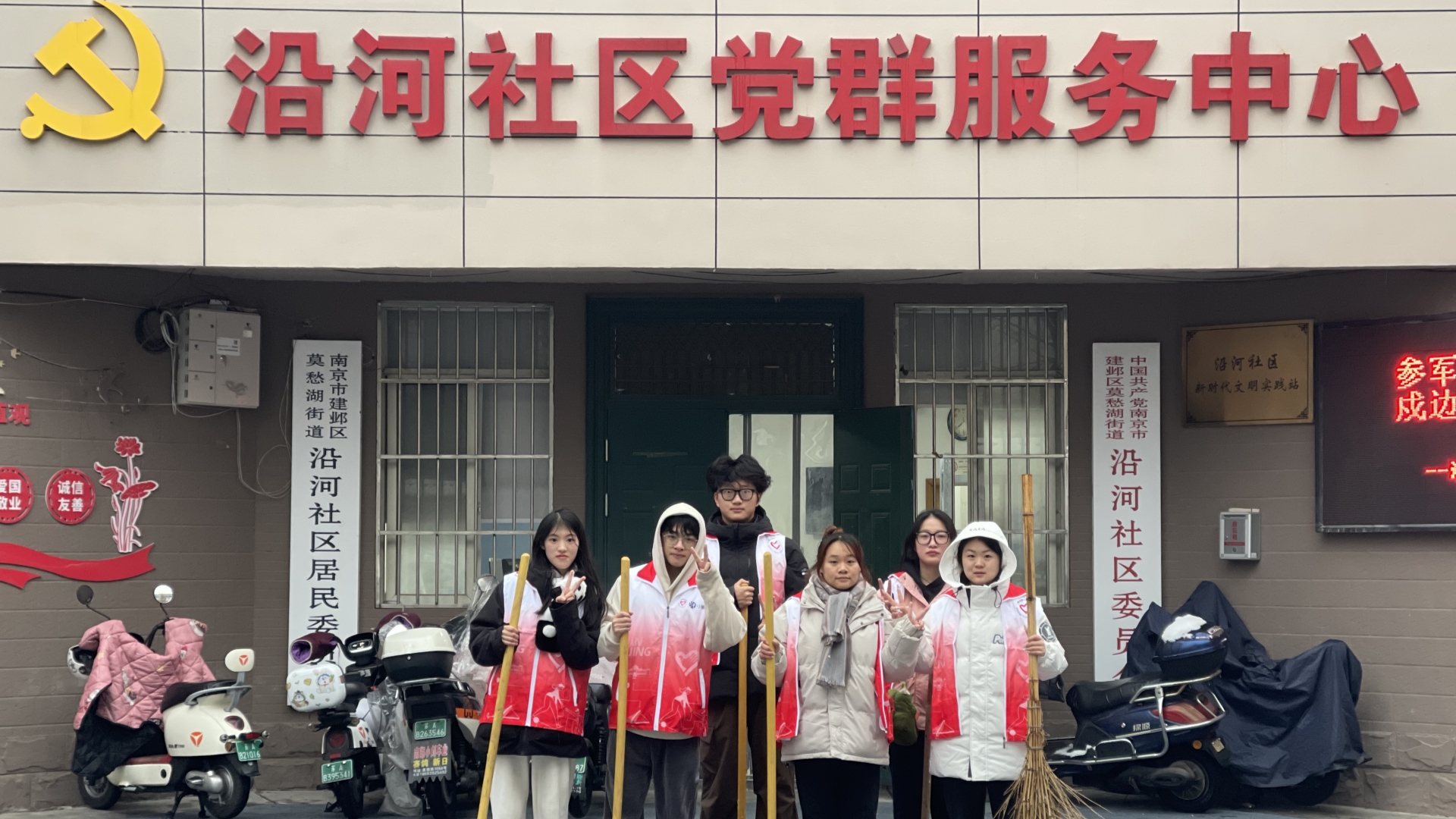 雪中最美身影：“小雨滴”志愿者在行动