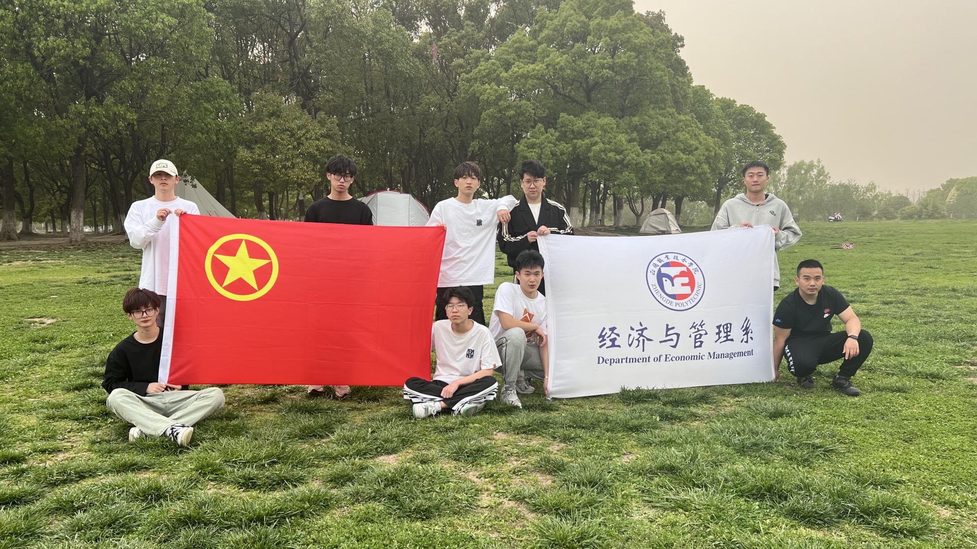 经济与管理系开展第二课堂之“传承五四精神，绽放青春之光”主题走湖活动