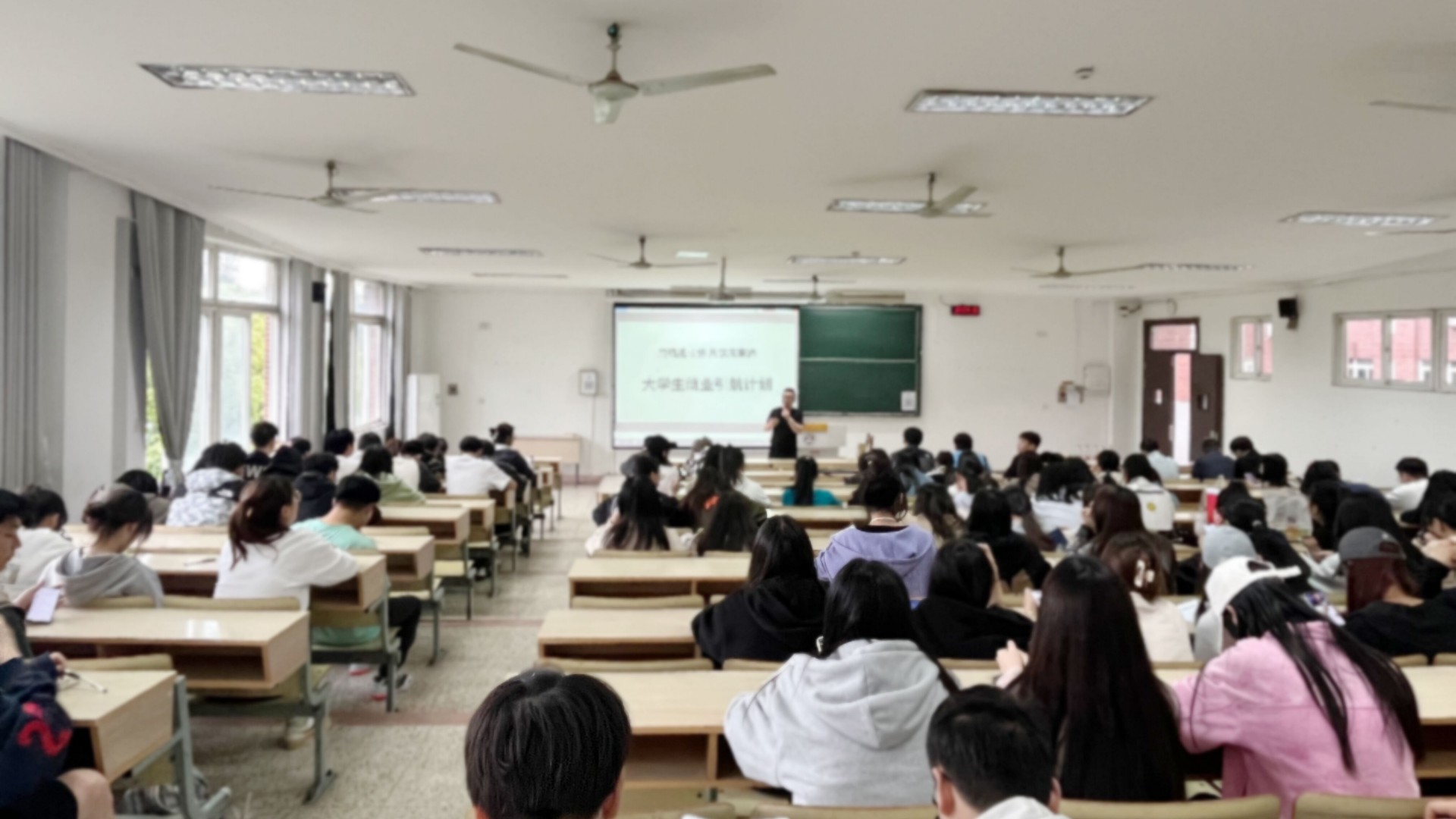 经济与管理系召开“就业引航 共谋未来”主题宣讲会