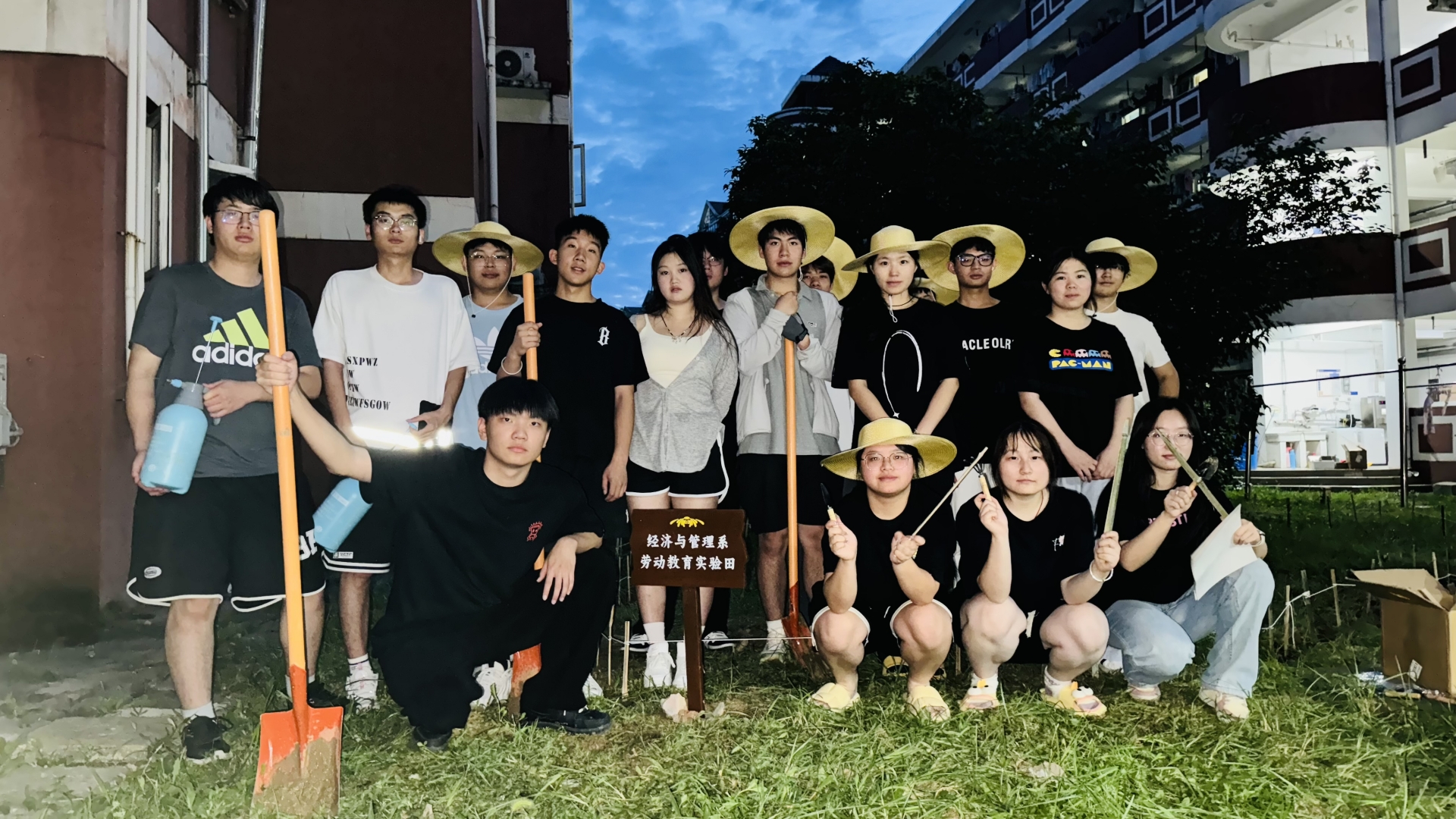 经济与管理系开展“劳动砺志，实践育人”系列活动