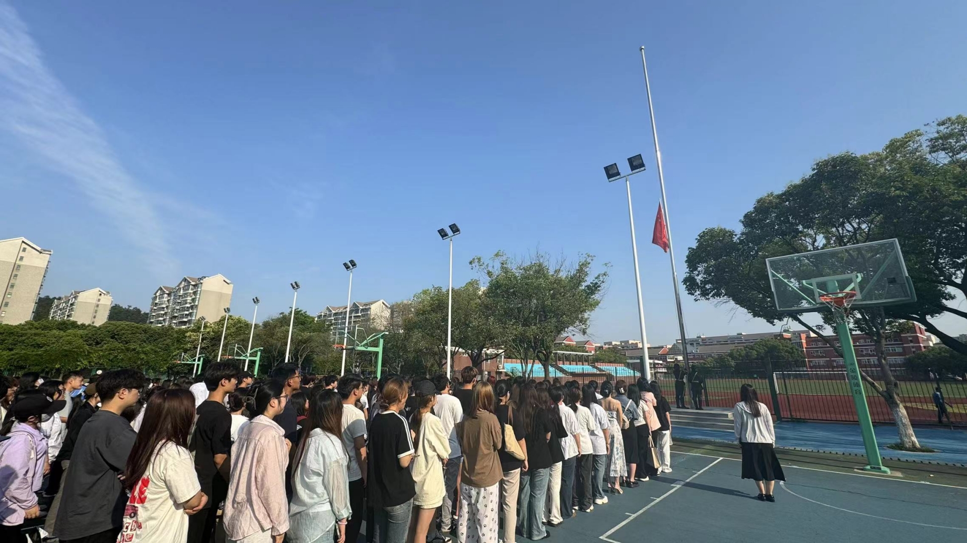 经济与管理系开展“追求青春理想，勇担青春使命”优秀学生代表国旗下演讲