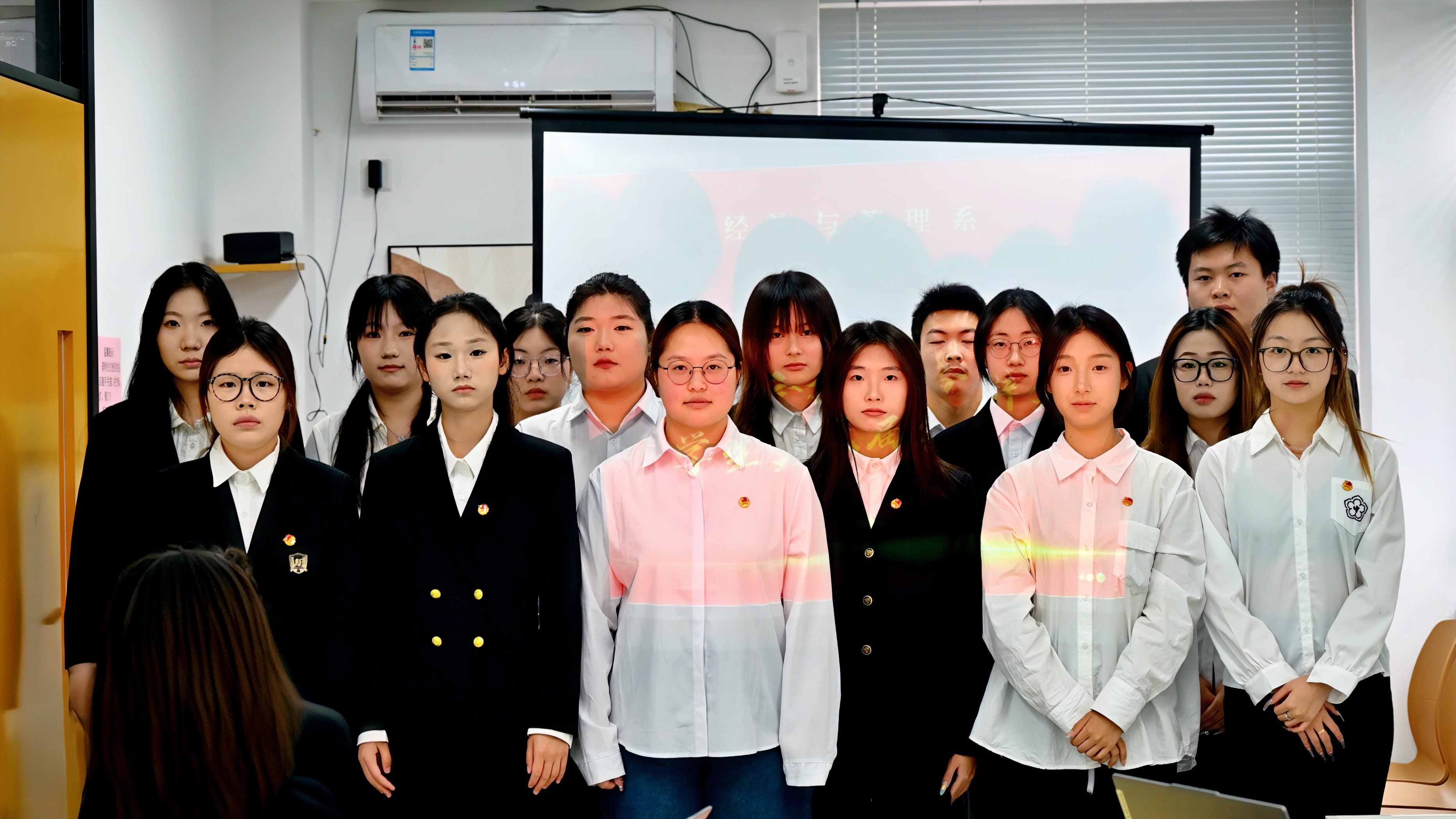 经济与管理系团总支学生会换届竞选答辩会顺利举行