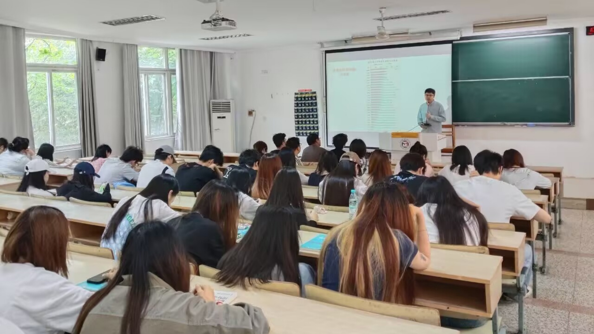 经济与管理系携手途牛公司成功举办职业规划与就业宣讲会
