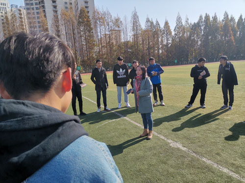 班主任和同学们的自由交流.jpg 班主任和同学们的自由交流.jpg