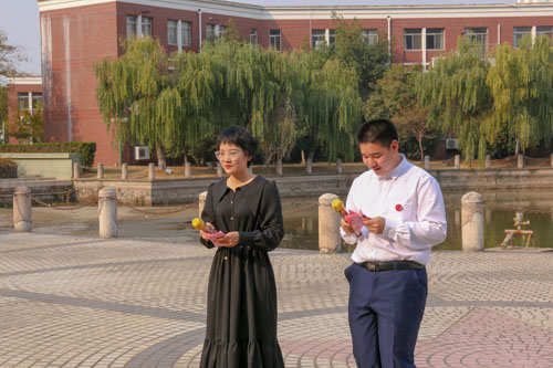 张玉潇和饶安两位同学担任主持.jpg 张玉潇和饶安两位同学担任主持.jpg