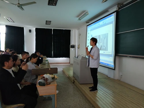 3徐凤霞女士发言.jpg