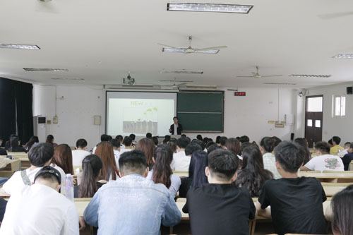 1许业武老师讲成长之路主题.jpg