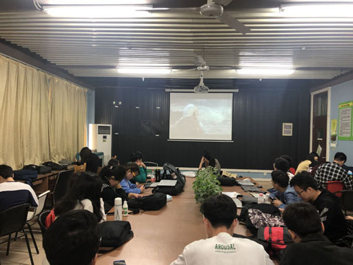 17级同学认真听讲座.jpg