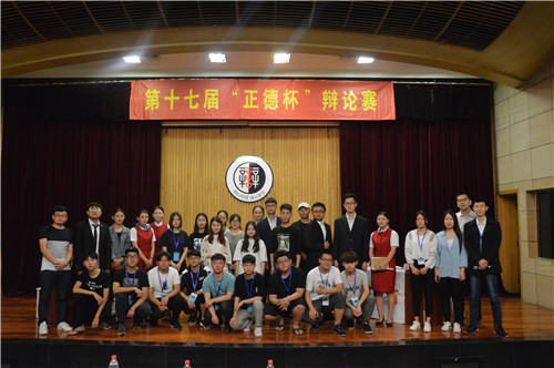 参赛选手与工作人员留影.jpg