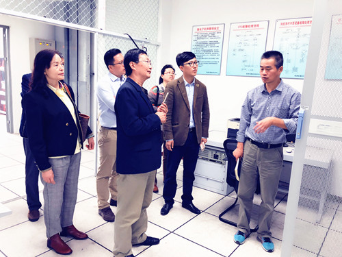 薄院长向欧冠领导老师介绍实训中心情况_副本.jpg