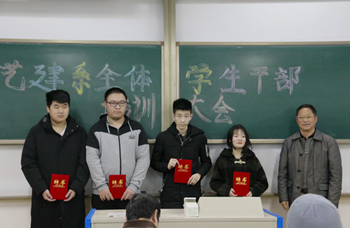 李处为班干部颁发聘书_副本.jpg