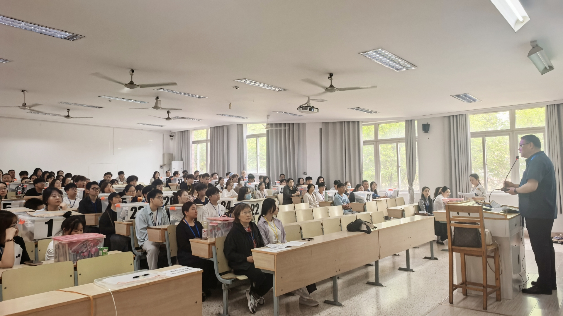 南京市2025年事业单位统一公开招聘考试在欧冠顺利举行